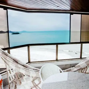 Apto Frente Mar Bal Camboriu Pe Na Areia Churrasqueira Carvao Na Sacada Fantastica E Encantadora Vista Mar Apartamento